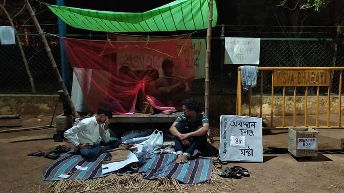সাসপেনশনের সময়কাল পেরিয়ে যাওয়ার পর আবার সাসপেন্ড - বিশ্বভারতীতে ধর্নায় পড়ুয়ারা