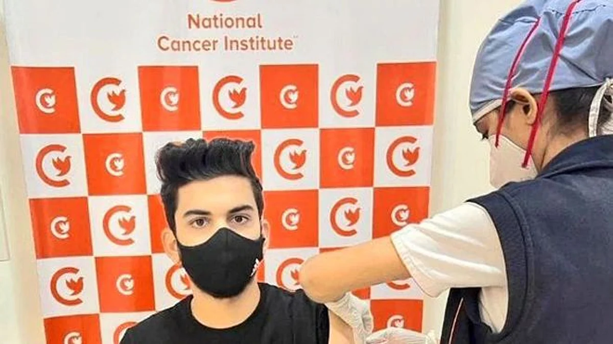 প্রাক্তন মুখ্যমন্ত্রী দেবেন্দ্র ফড়নবিশের ২৩ বছর বয়সী আত্মীয়কে করোনা টিকা - তোলপাড় সোশ্যাল মিডিয়া