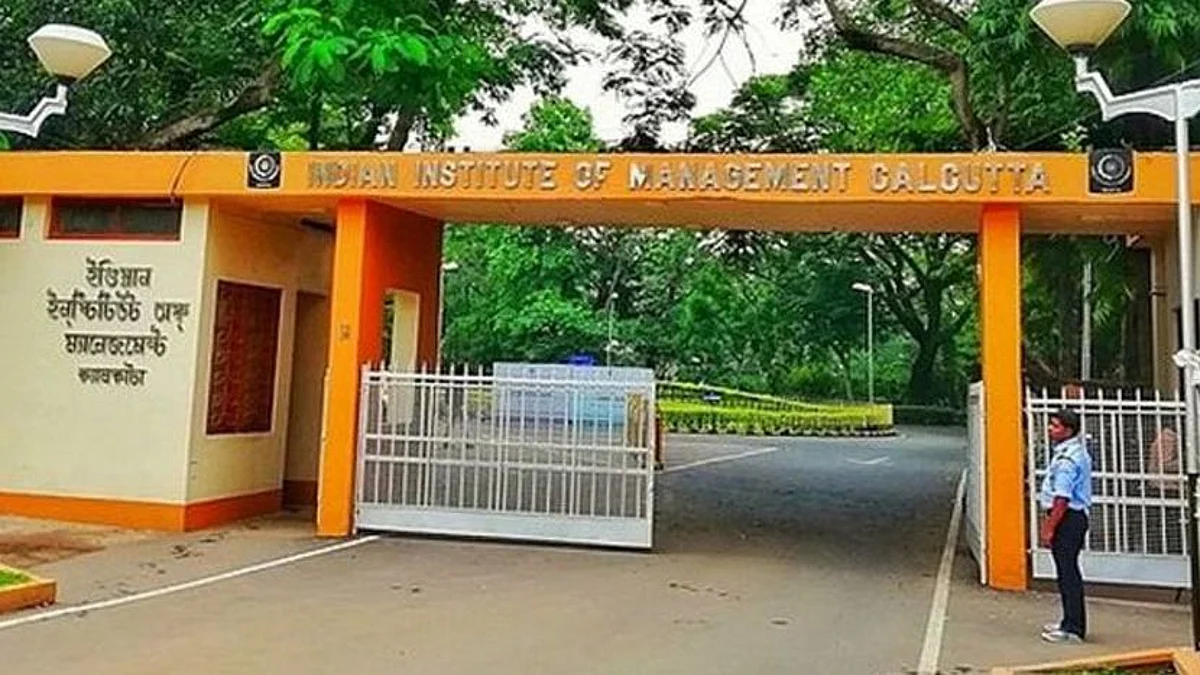 আইআইএম-কলকাতার ম্যানেজমেন্ট ফ্যাকাল্টিদের জন্য নতুন আচরণবিধি, শিক্ষকদের প্রতিবাদ