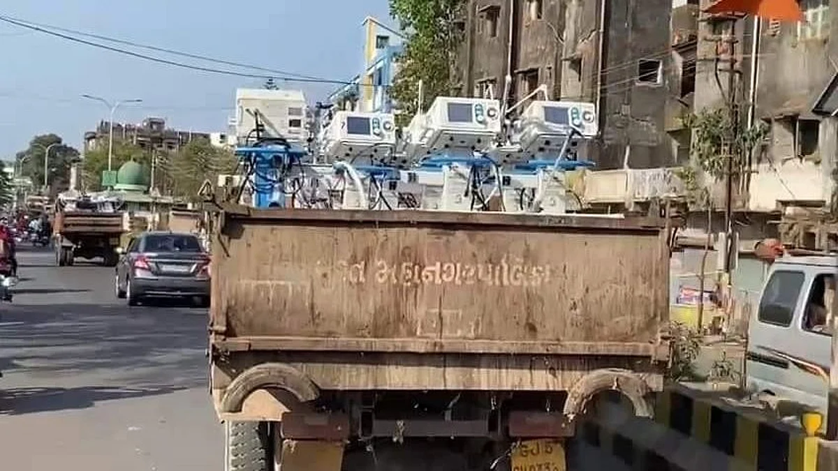গুজরাটঃ পৌরসভার আবর্জনার গাড়িতে ভেন্টিলেটর পৌঁছাল সুরাত হাসপাতালে, ছবি ভাইরাল