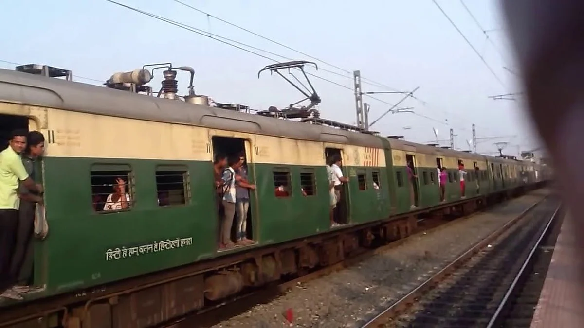করোনা সংক্রমণের ধাক্কায় ব্যাহত রেল পরিষেবা, বাতিল লোকাল সহ বহু ট্রেন