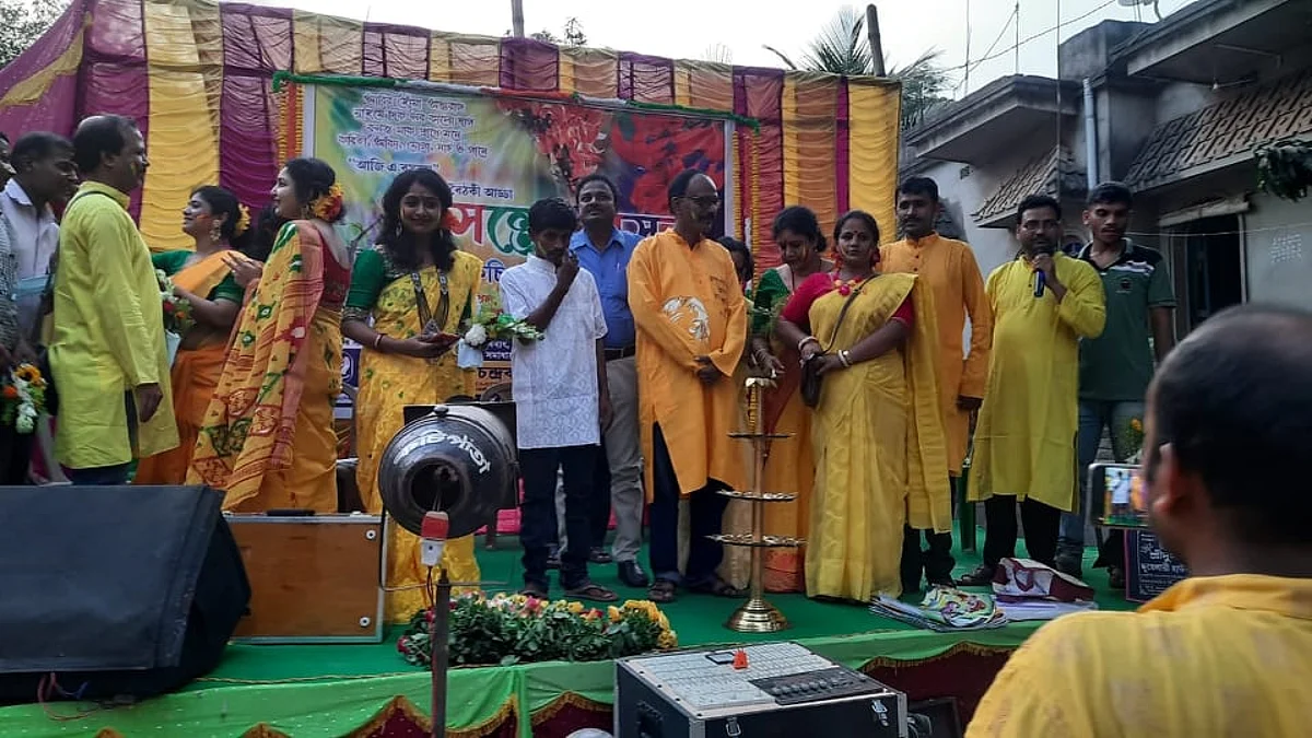 'রঙ যেন মোর মর্মে লাগে, আমার সকল কর্মে লাগে' - কচিপাতার বৈঠকী আড্ডায় মাতোয়ারা বাহারপোতা