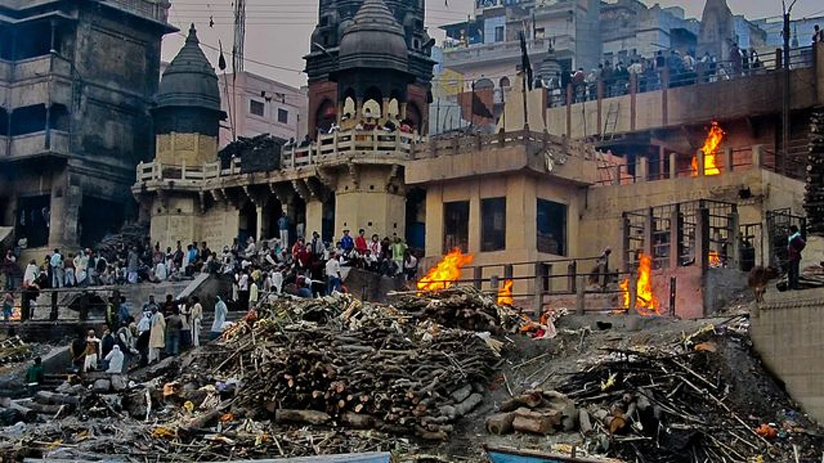 খোদ প্রধানমন্ত্রীর কেন্দ্র বারানসীতে দেহ সৎকারে লাগছে ৩৫-৪০ হাজার টাকা, প্রশাসন নির্বিকার