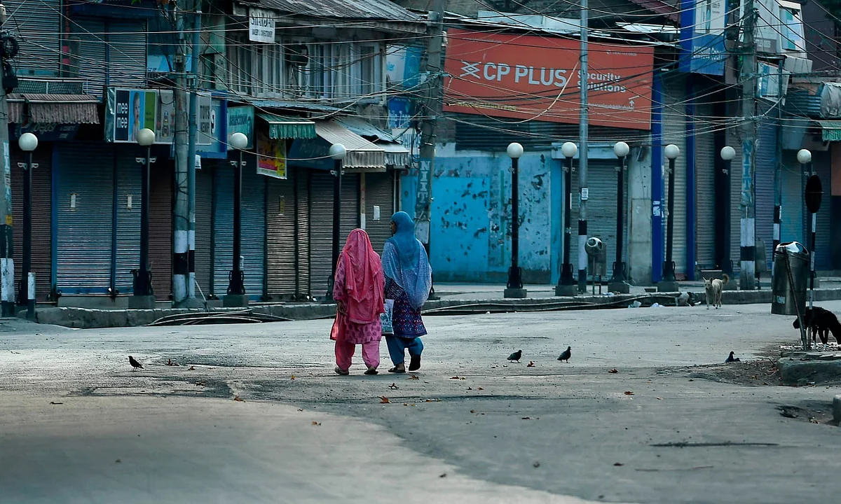 Kashmir: লকডাউন বাড়ায় উপত্যকায় আথির্ক কষ্টে দিন কাটাচ্ছেন খেটে-খাওয়া মানুষরা