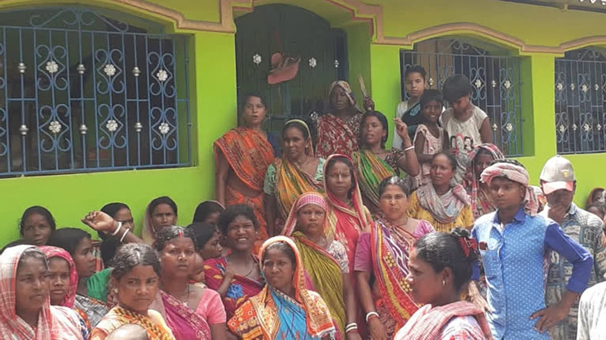 কাটমানি না দিলে রাস্তার কাজ বন্ধ করার হুমকি, প্রতিবাদে তৃণমূল নেতার বাড়ি ঘেরাও গ্রামবাসীর