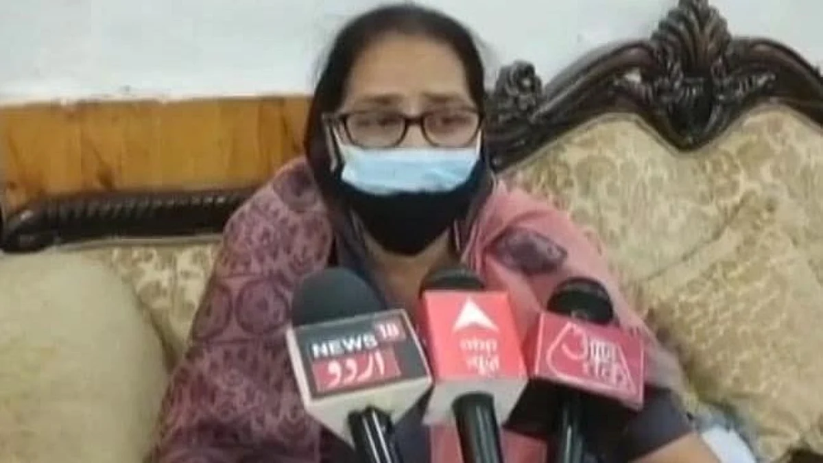 UP: মেয়েদের হাতে মোবাইল দেওয়া উচিত নয় - ধর্ষণ প্রসঙ্গে মহিলা কমিশনের সদস্যের মন্তব্যে নিন্দার ঝড়