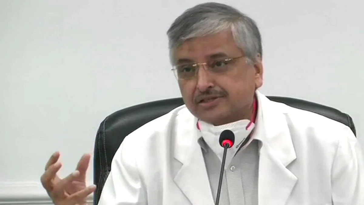 করোনার তৃতীয় ঢেউ রুখতে উৎসবের মরশুমে বাড়িতে থাকার পরামর্শ AIIMS প্রধানের