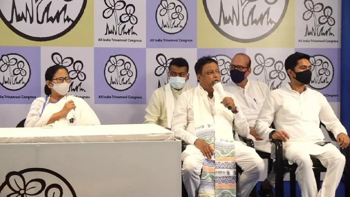 Mukul Roy: সপুত্র ঘরে ফিরলেন মুকুল রায়