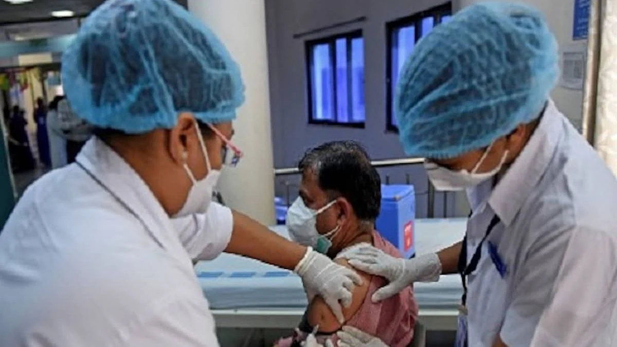 COVID-19: উদ্বেগ বাড়িয়ে ২২% বাড়লো দৈনিক সংক্রমণ, ২৪ ঘন্টায় টিকাকরণ কমলো ১৬ হাজার