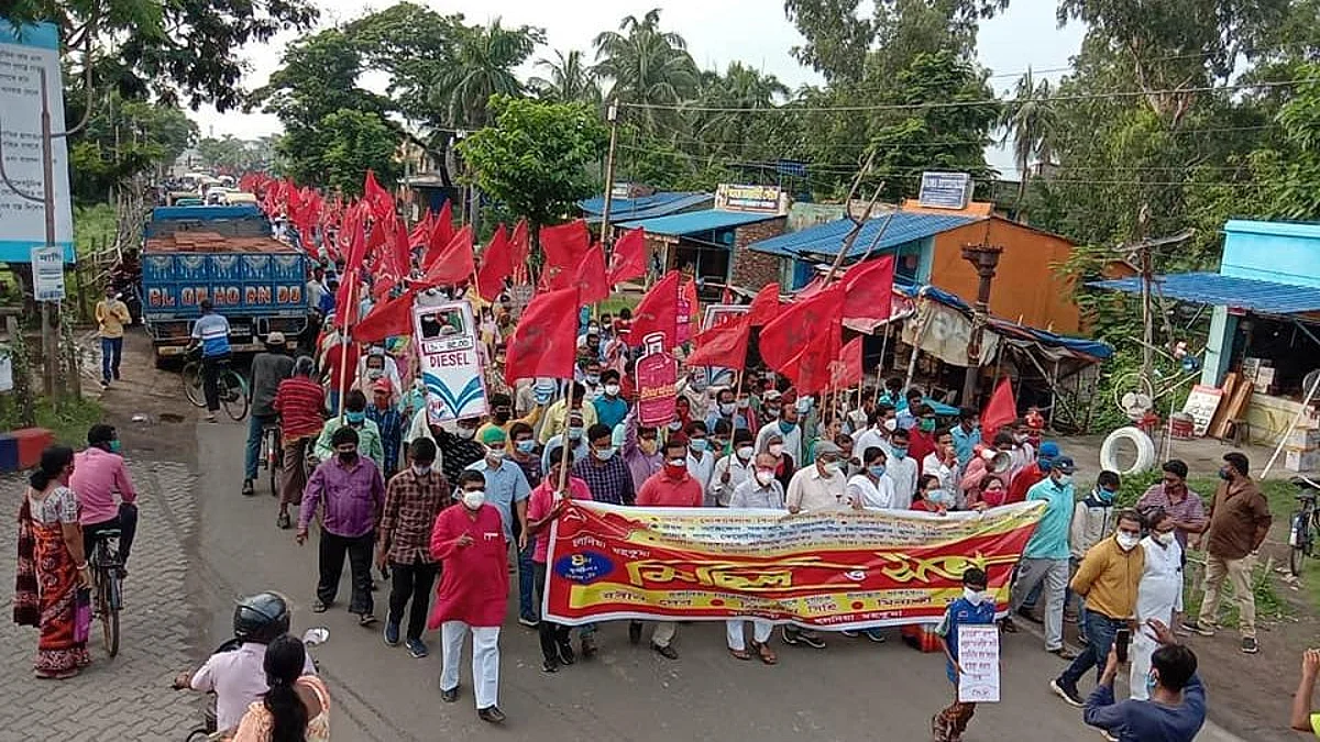 ভ্যাকসিন কেলেঙ্কারি থেকে পেট্রোপণ্যের মূল্যবৃদ্ধি, প্রতিবাদে আগামী ১৫ দিন মিছিল করবে বামেরা