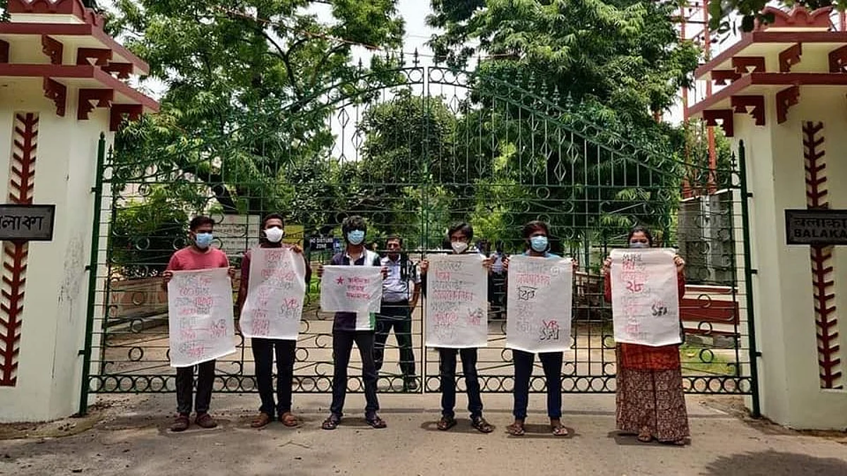 Visva Bharati: ফি বৃদ্ধির প্রতিবাদে SFI-এর বিক্ষোভে উত্তাল বিশ্ববিদ্যালয় ক্যাম্পাস