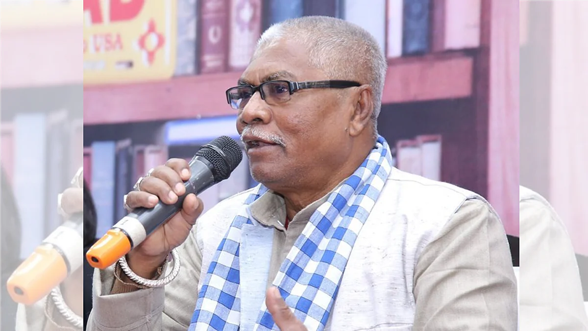 পেট্রোপণ্যের মূল্যবৃদ্ধির বিরুদ্ধে ভাষণ দিতে দিতে খৈনি মুখে পুরলেন তৃণমূল বিধায়ক, ভাইরাল ভিডিও