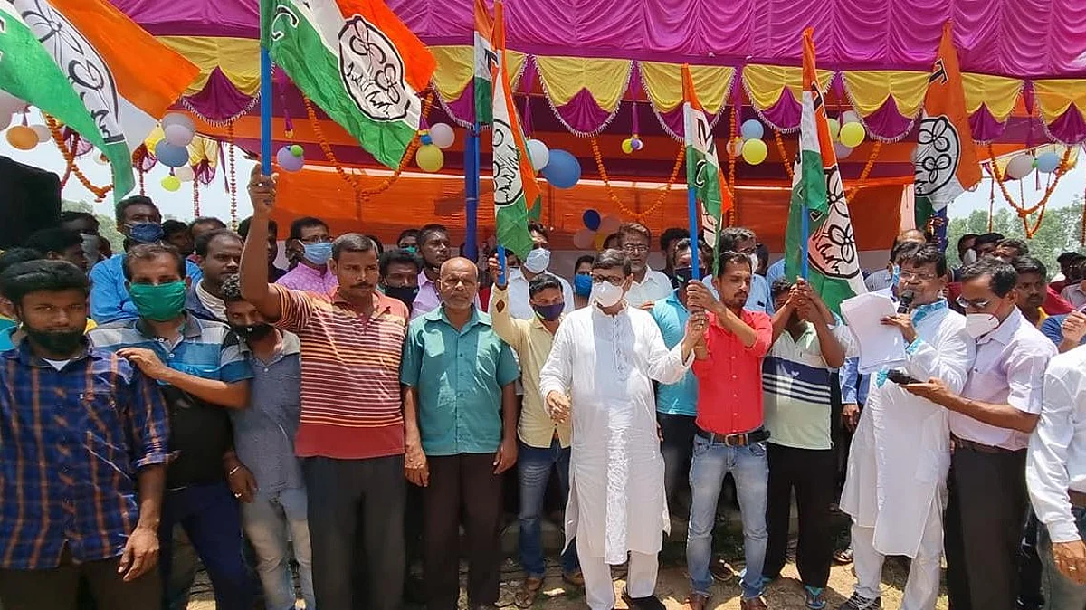 বাঁকুড়ায় বিজেপিতে বড়সড় ভাঙন, পাত্রসায়রে বিজেপি ছেড়ে তৃণমূলে প্রায় ১৫০০ কর্মী-সমর্থক