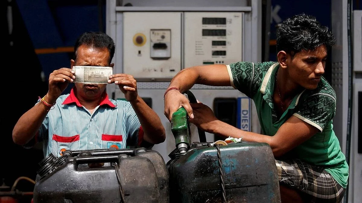 Petrol diesel price: দেশে আরও মহার্ঘ্য, কলকাতায় ১০২ ছাড়ালো পেট্রোল, অপরিবর্তিত ডিজেল