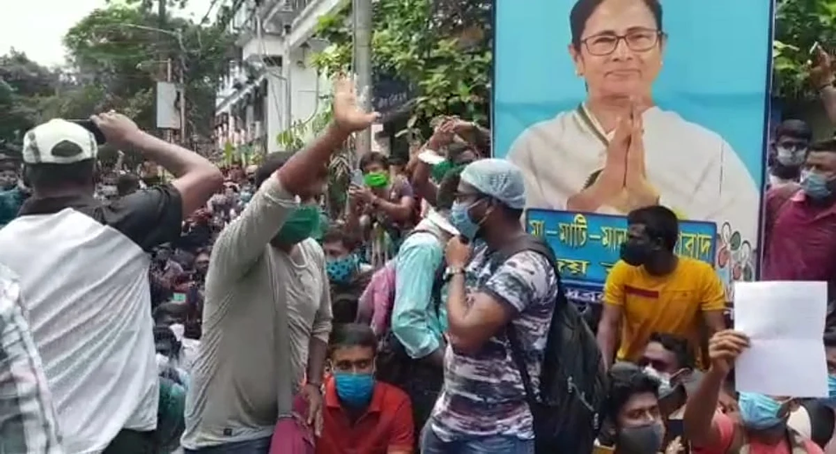 পাশ করেও চাকরি হয়নি - ভবানী ভবনের সামনে পুলিশের চাকরিপ্রার্থীদের তুমুল বিক্ষোভ