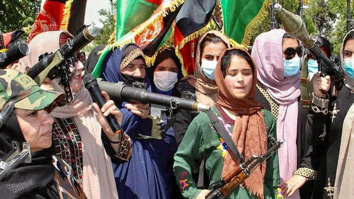 Afganistan: তালিবানিদের বিরোধিতায় অস্ত্র হাতে রাস্তায় নেমে মহিলাদের মিছিল