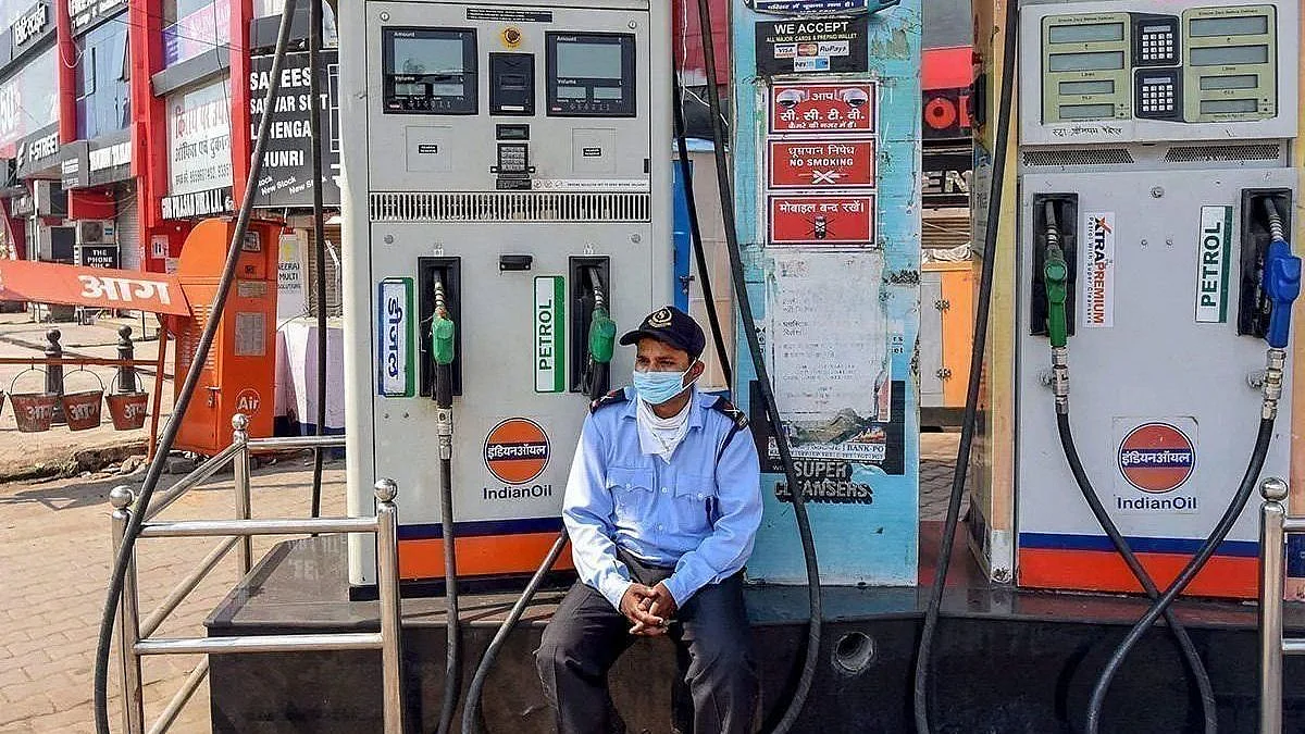 Petrol Diesel price: লিটারে ৩৯ পয়সা বেড়ে কলকাতায় আরো দামী পেট্রোল, ৬৬ দিনে ৩৭ বারে বাড়লো ১০ টাকা