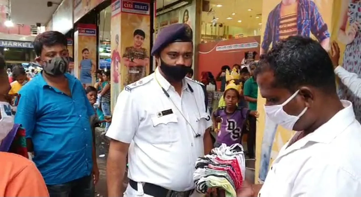 মাস্ক বিহীন ক্রেতাকে বিক্রি করা যাবে না সামগ্রী, পুলিশের সঙ্গে যৌথ অভিযানে পুরসভা