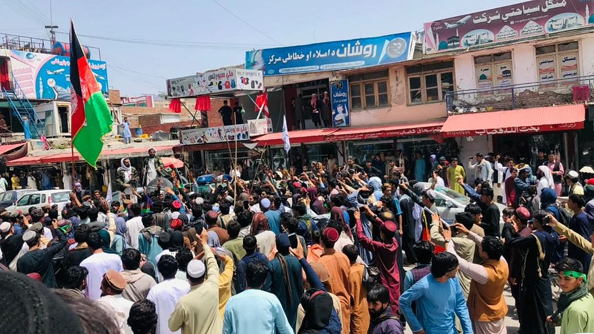 Afghanistan: একাধিক প্রদেশে জাতীয় পতাকা হাতে রাস্তায় নেমে বিক্ষোভ আফগান নাগরিকদের