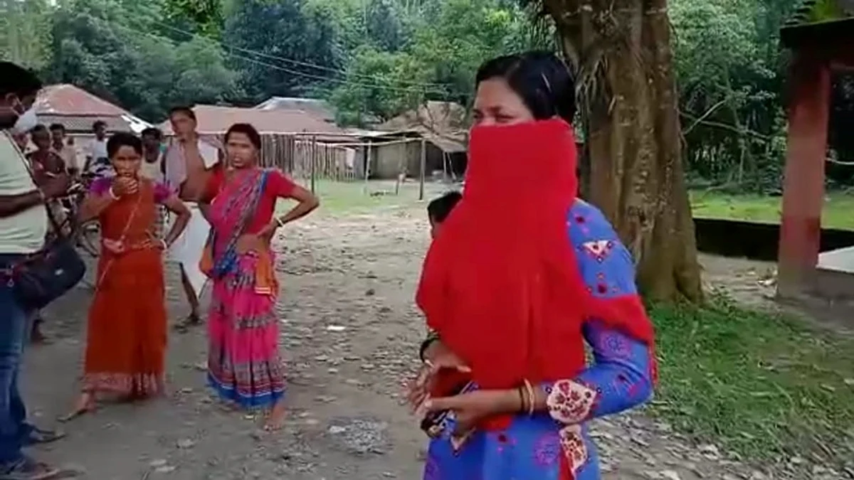 বিয়ে করার প্রতিশ্রুতি দিয়ে ধোঁকা, সিভিক ভলান্টিয়ারের বাড়ির সামনে ধর্নায় মহিলা সিভিক