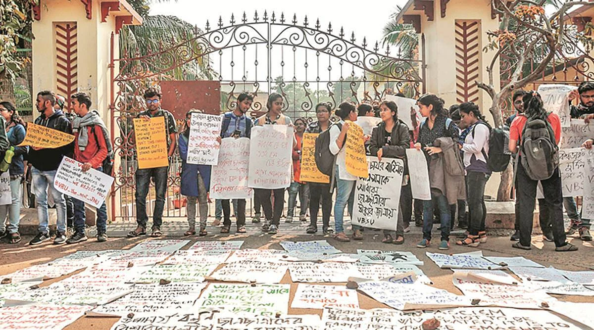 উপাচার্যের বাংলোর গেটে তালা, বিশ্বভারতীর ৩ পড়ুয়াকে বহিষ্কারের বিরুদ্ধে আজ SFI-র মিছিল