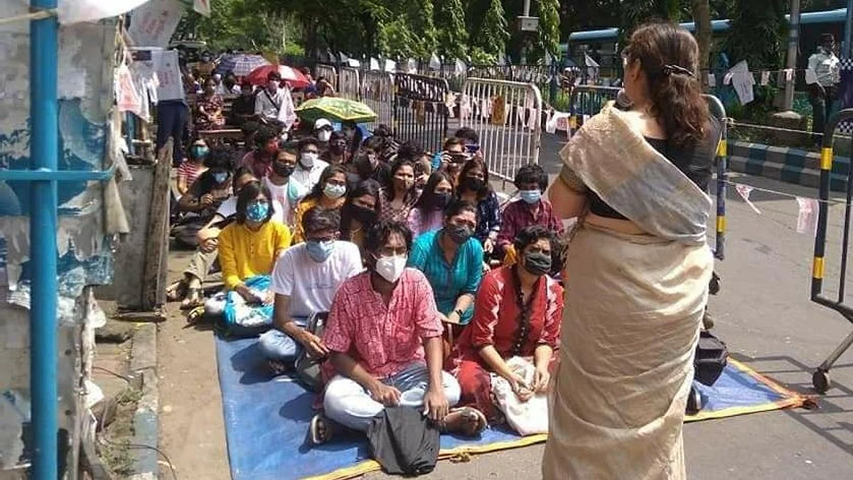 রাস্তায় ক্লাস- SFI-এর ডাকে অভিনব প্রতিবাদে যাদবপুরের ছাত্ররা - ক্লাস নিলেন প্রফেসর নন্দিনী মুখার্জি
