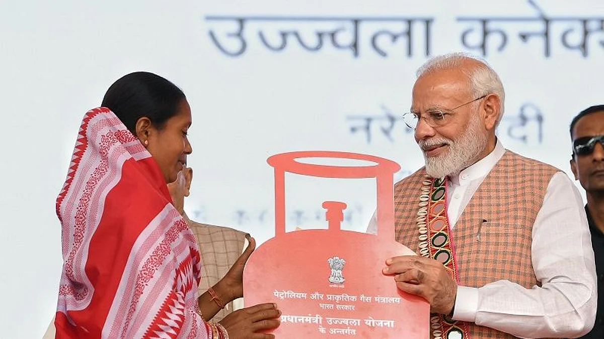 রান্নার গ্যাসে ভর্তুকি ছাঁটাই করে কেন্দ্রের আয় ৫৮ হাজার কোটি টাকা