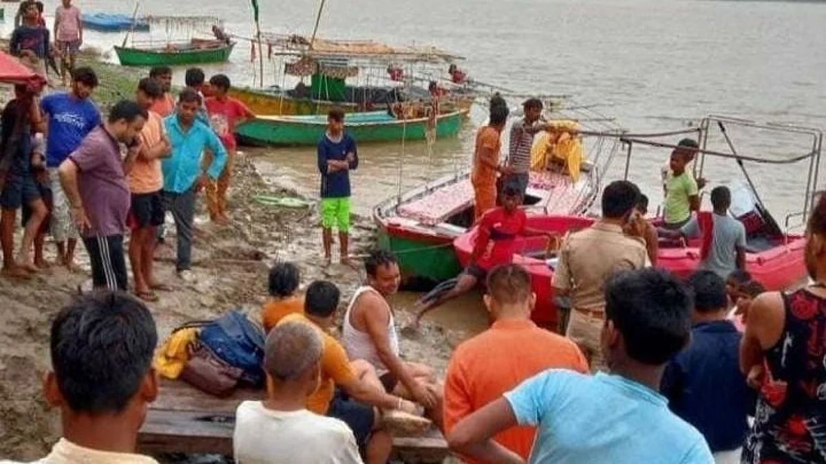 অসমের ব্রহ্মপুত্রে ১০০ যাত্রী নিয়ে মুখোমুখি সংঘর্ষ দুই নৌকার, নিখোঁজ বহু