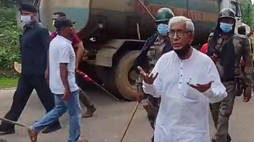 কনভয়ে হামলার পর দলীয় কর্মীদের শান্ত থাকার নির্দেশ দিচ্ছেন মাণিক সরকার