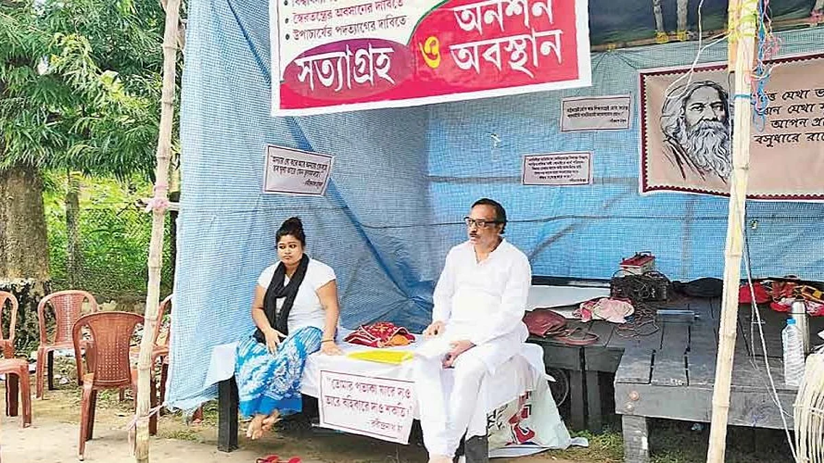 Visva-Bharati: বাড়লো আন্দোলনের তীব্রতা, অনশনে পড়ুয়াদের পাশে অধ্যাপকও