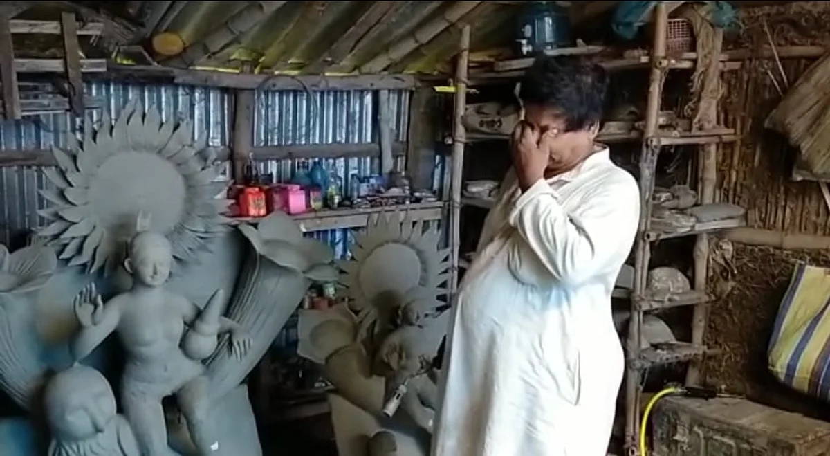 বৃষ্টির জের, সময়ে লক্ষ্ণী প্রতিমা সরবরাহ নিয়ে চিন্তায় শিল্পীরা, আর্থিক ক্ষতির আশঙ্কা
