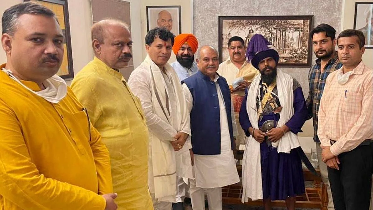 কেন্দ্রীয় কৃষিমন্ত্রী সহ BJP নেতাদের সঙ্গে নিহাং সম্প্রদায়ের প্রধানের ছবি – শুরু রাজনৈতিক বিতর্ক