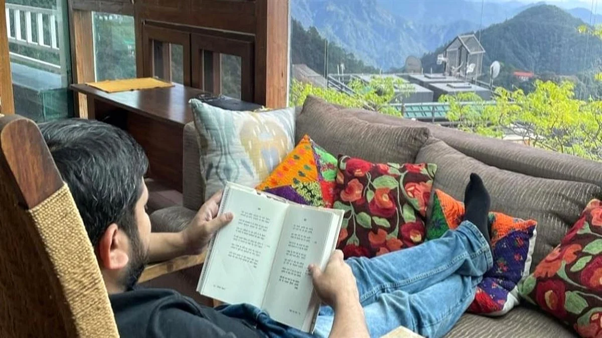 'মার্ক্সবাদ সে আজাদি' - সুসজ্জিত হোটেলে বই পড়ার ছবি পোস্ট করে ট্রোলড কানহাইয়া কুমার