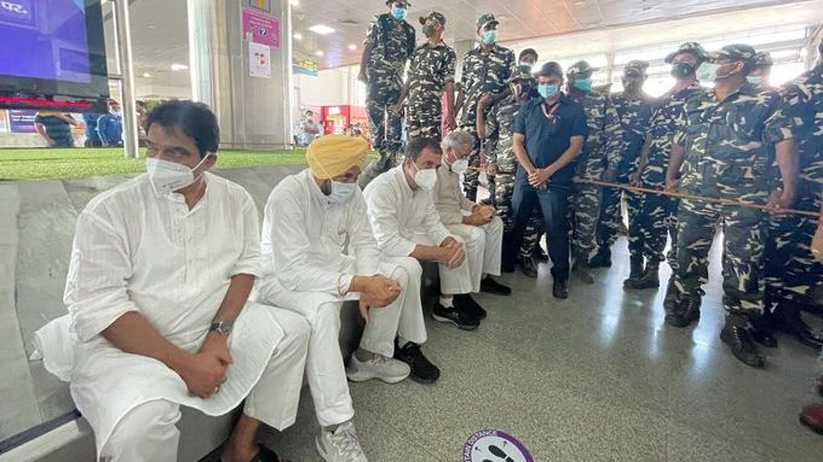 Lakhimpur Kheri: এক ঘণ্টা টানাপোড়েনের পর বিমানবন্দর ছাড়ার অনুমতি পেলেন রাহুল গান্ধী