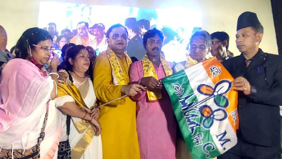 তৃণমূলে যোগদানের 'পুরস্কার' পেলেন বিষপানকারী ৫ শিক্ষিকা, বাতিল হলো বদলির নির্দেশ