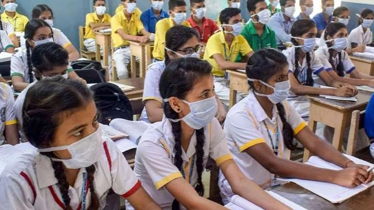 Malda: করোনা পজিটিভ ক্লার্ককে নিয়েই চলছে স্কুল, ঘটনা জানাজানি হতেই আতঙ্কে পড়ুয়ারা