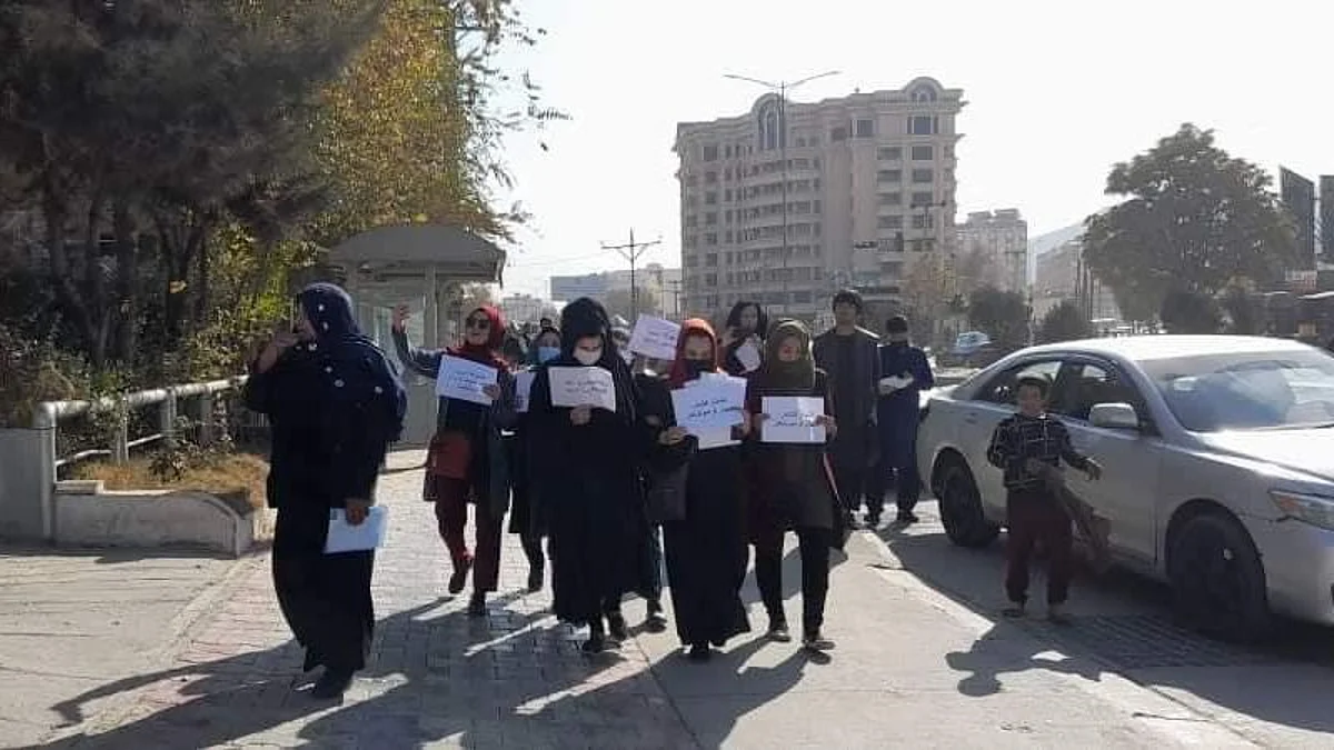 Afghanistan: চাকরি ও শিক্ষার দাবিতে কাবুলের রাস্তায় মহিলাদের বিক্ষোভ