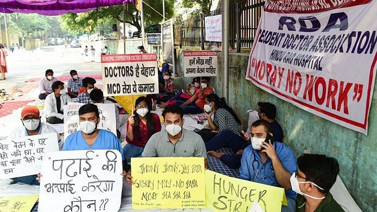 Delhi: ৩ মাস বেতনহীন, ৫ মাসের ডিএ বকেয়া, ধর্মঘটে হিন্দু রাও হাসপাতালের চিকিৎসকরা