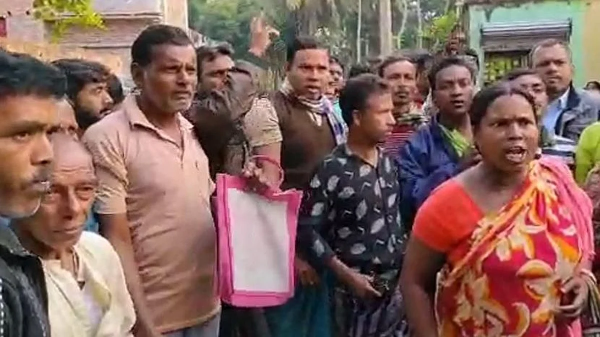 WB: বনগাঁয় তিন মাস ধরে রেশন অমিল, ডিলারের ঘরে তালা দিয়ে গ্রাহকদের বিক্ষোভ