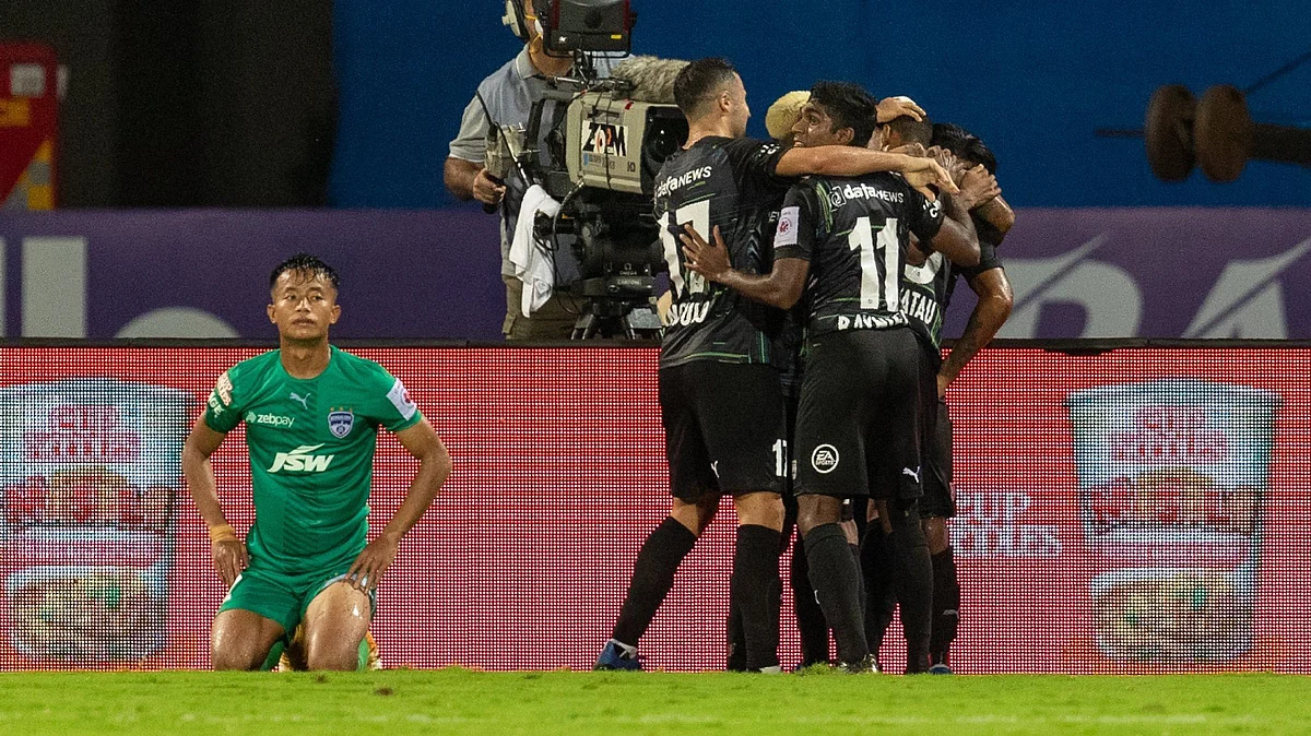 ISL: সুনীল ছেত্রীদের ৩-১ গোলে হারিয়ে শীর্ষস্থানে মুম্বই সিটি এফসি