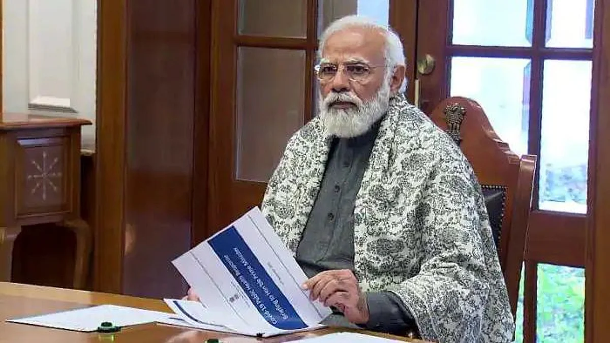 আধার-ভোটার কার্ড সংযুক্তিকরণের বিরোধিতায় প্রধানমন্ত্রীকে চিঠি প্রাক্তন আমলাদের