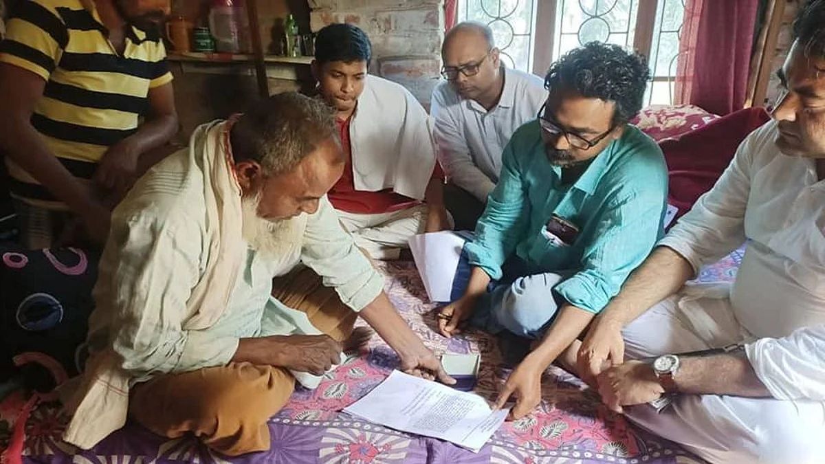 সই করছেন আনিসের বাবা সালেম খান