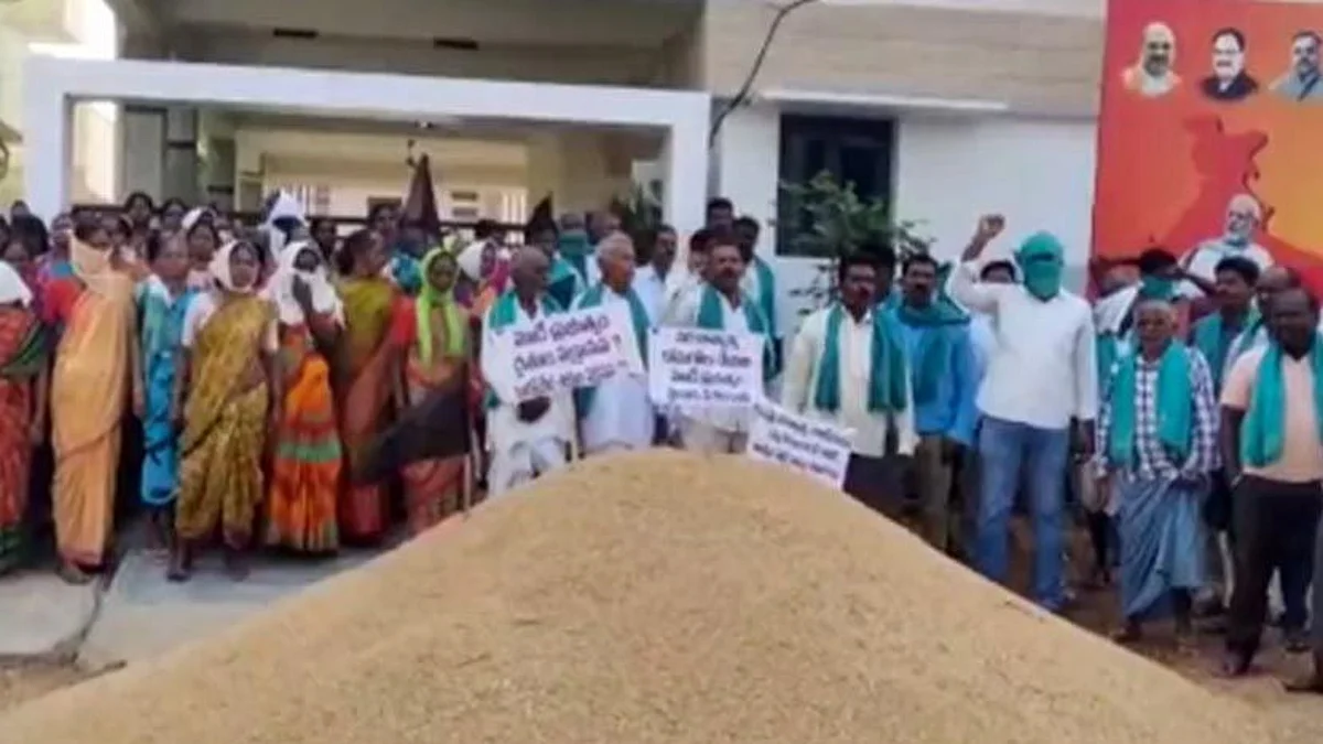 Telangana: বিজেপি সাংসদের বাড়ির সামনে ধান ফেলে বিক্ষোভ তেলেঙ্গানায়