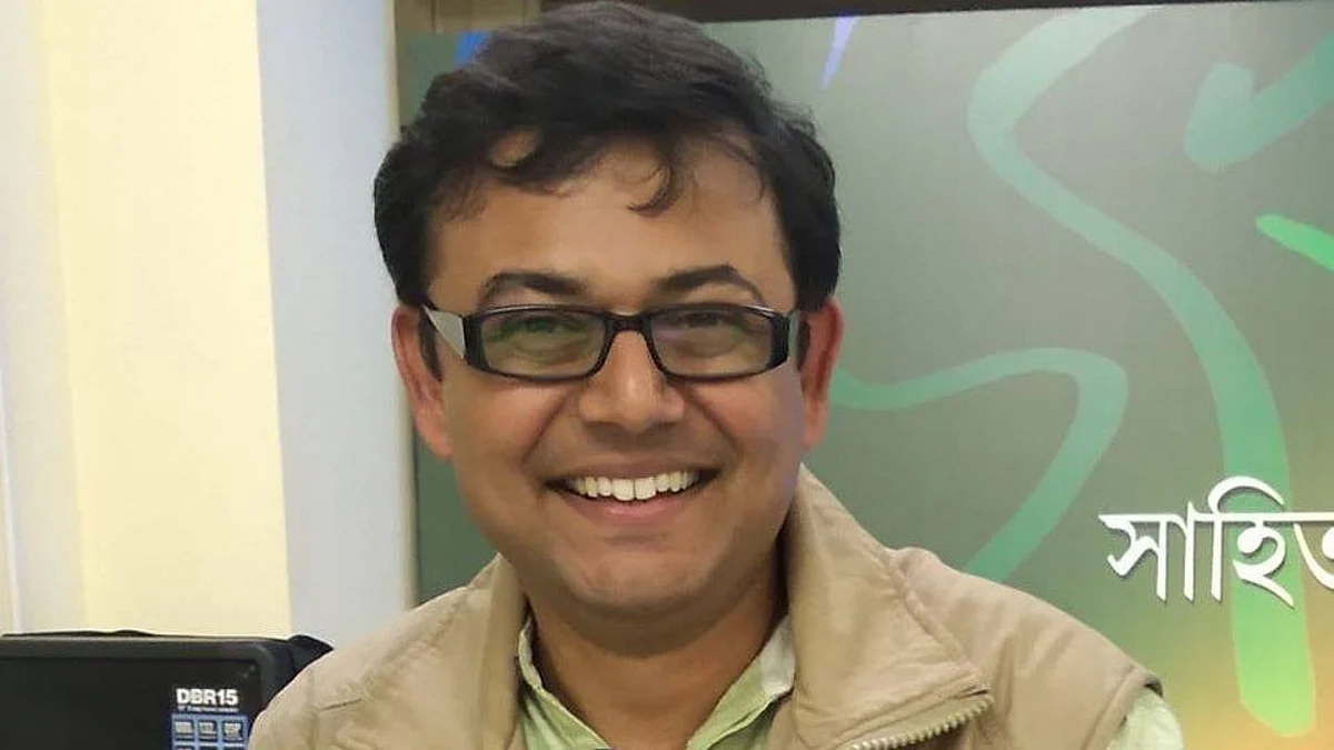 'চাল ডাল তরকারি একাডেমি মস্তক' - আকাদেমি বিতর্কের মাঝে তির্যক পোস্ট সাহিত্যিক বিনোদ ঘোষালের
