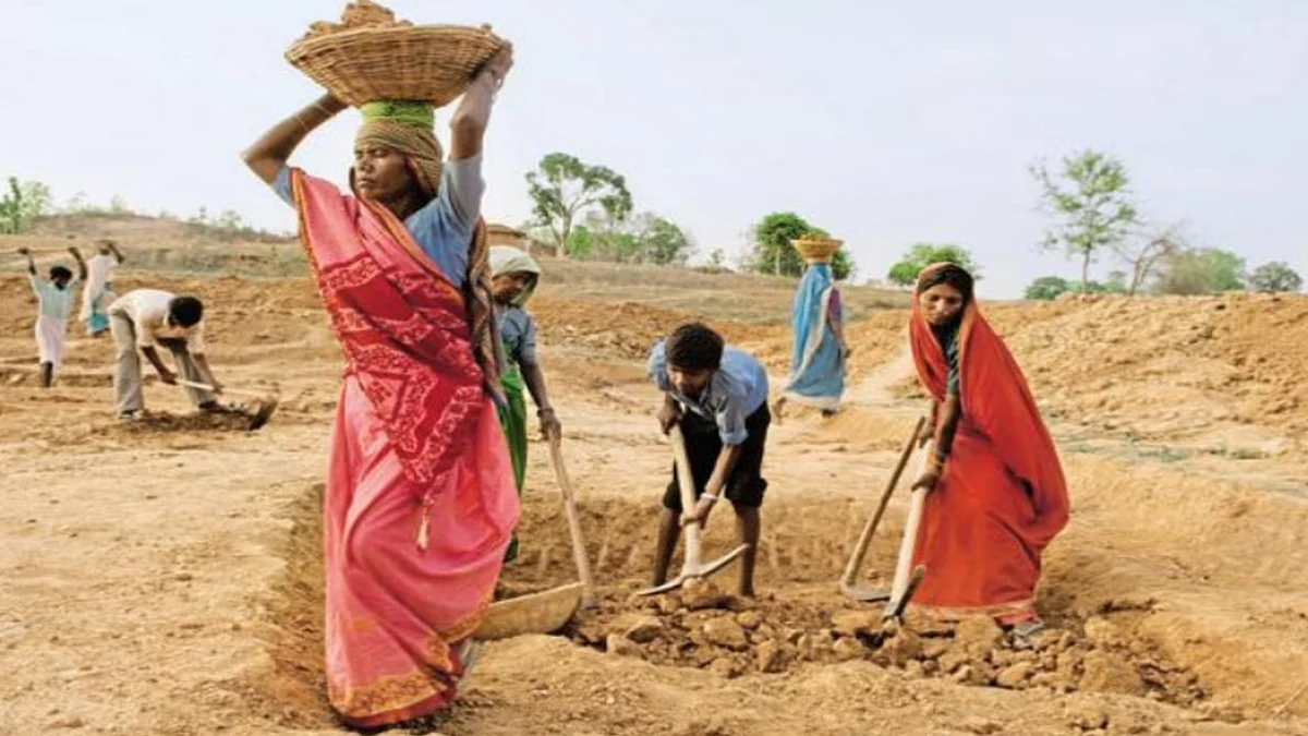 Malda: ১০০ দিনের কাজে দুর্নীতির জেরে বরখাস্ত ৩ পঞ্চায়েত কর্মী, শুরু রাজনৈতিক চাপানউতোর