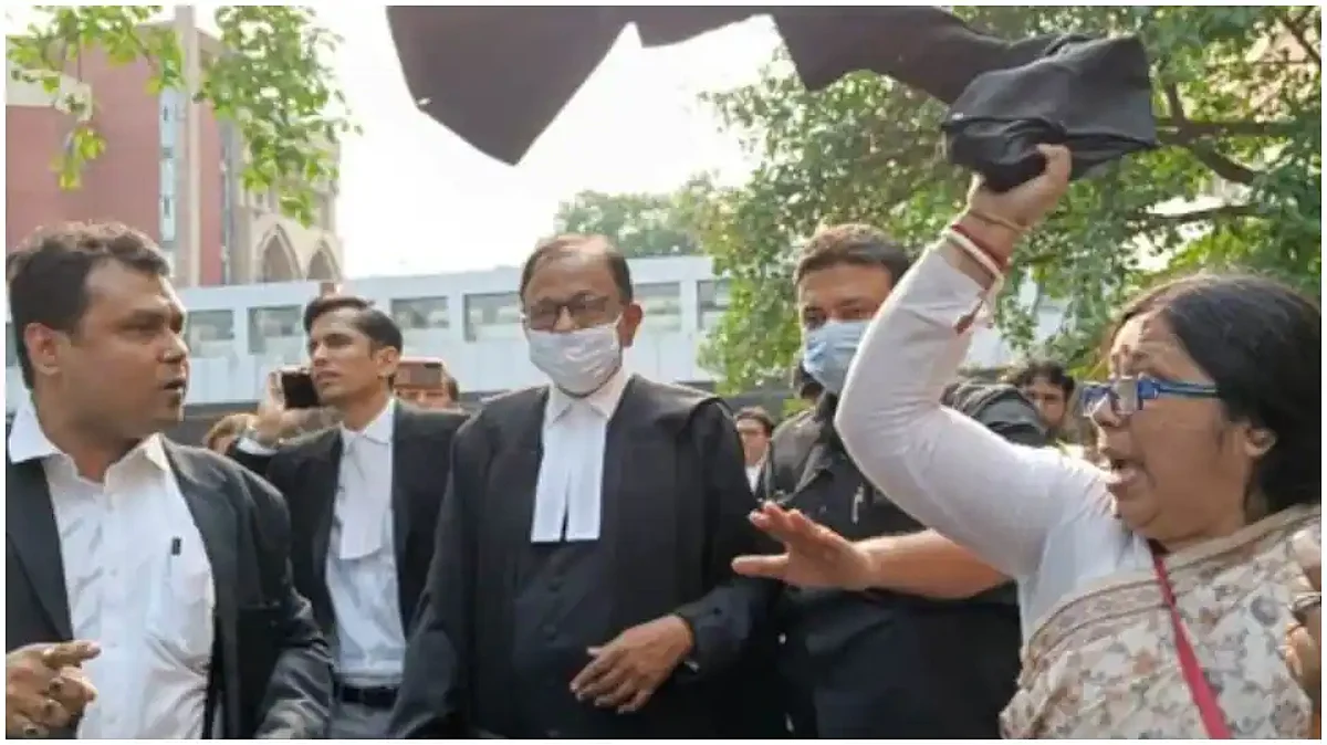 তৃণমূলের পক্ষে মামলা লড়তে কলকাতায় এসে কংগ্রেসের আইনজীবী সেলের বিক্ষোভের মুখে চিদাম্বরম