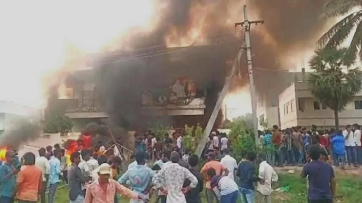 Andhra Pradesh: জেলার নাম পরিবর্তন নিয়ে ক্ষুব্ধ জনগণ, মন্ত্রীর বাড়িতে আগুন