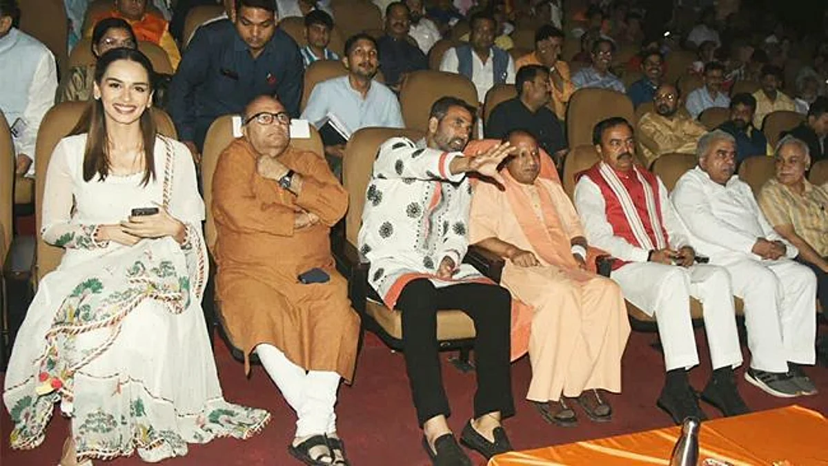রাজ্য দেখাশোনার জন্য নির্বাচন করা হয়েছিল, উনি সিনেমা দেখতে ব্যস্ত - বিরোধীদের নিশানায় যোগী