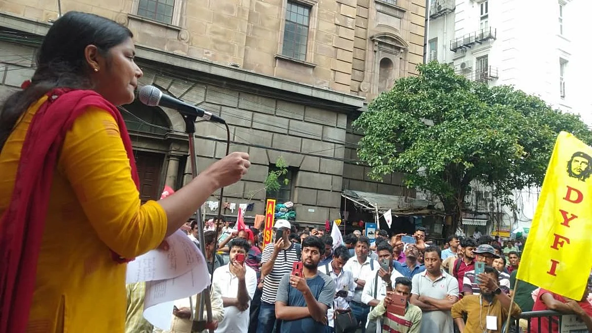 Unemployment: রেলে ৮০ হাজার শূন্যপদ তুলে দেওয়ার প্রতিবাদে কলকাতার রাজপথে DYFI