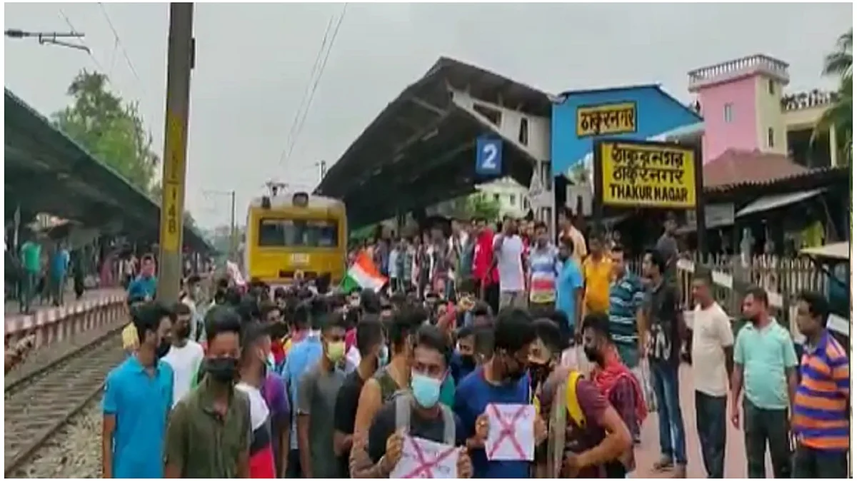 Agnipath Protest: বিক্ষোভ বাংলাতেও, জাতীয় পতাকা নিয়ে ঠাকুরনগরে রেল অবরোধ চাকরিপ্রার্থীদের